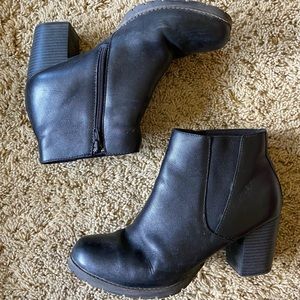 Leather heeled black boots